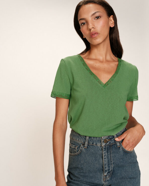 Tee-shirt  V avec un liseré en dentelle