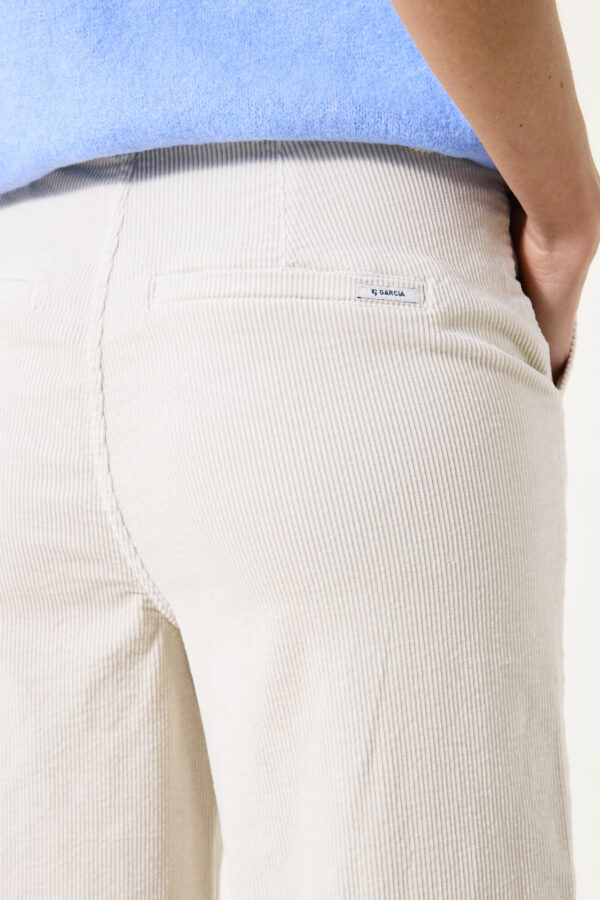 Pantalon en velours côtelé blanc cassé – Image 4