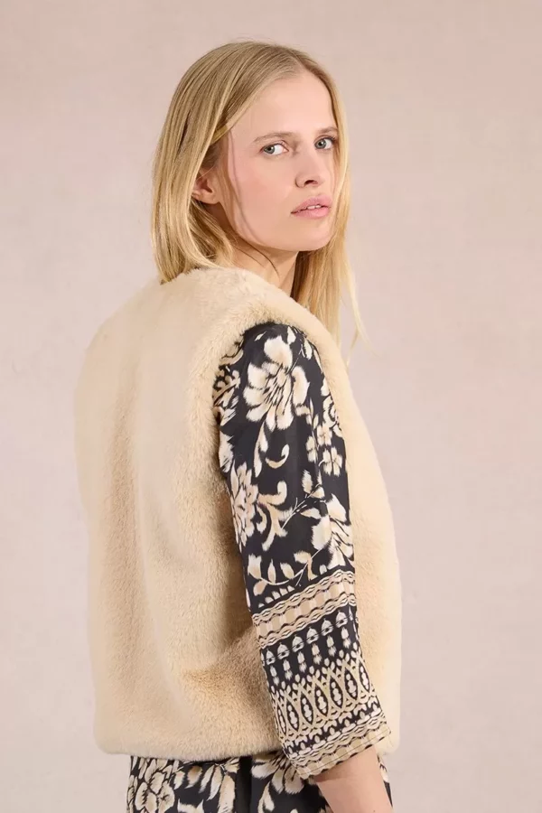 Gilet sans manches en fausse fourrure beige – Image 2