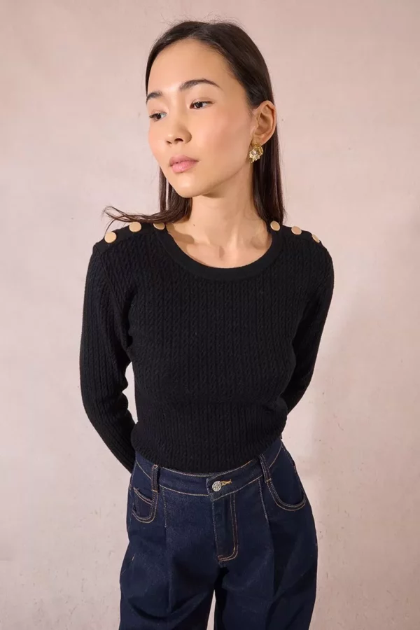 Maille torsadée, patte d'épaule boutonnée