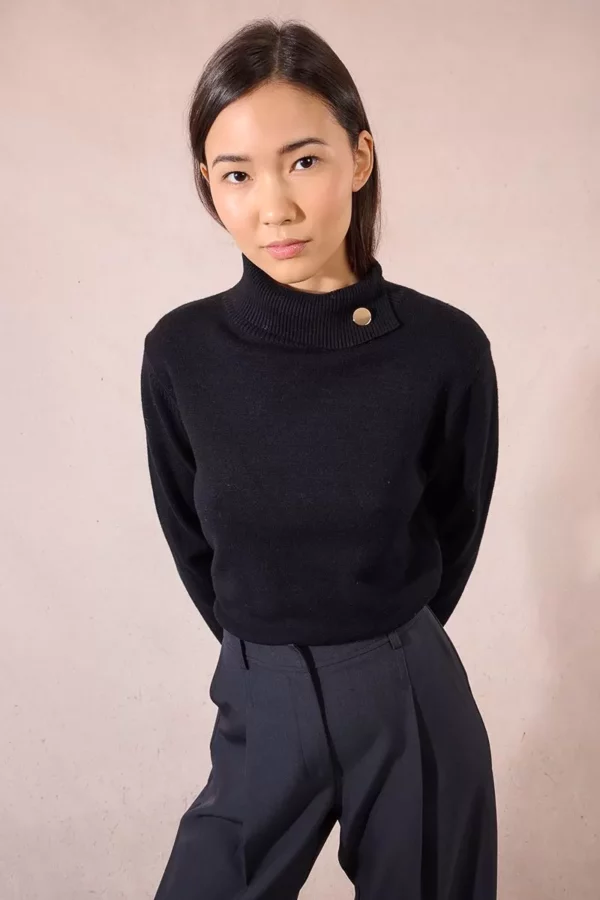 Pull col roulé boutonné noir