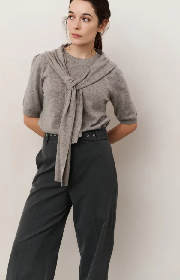Pull manches courtes avec écharpe intégrée