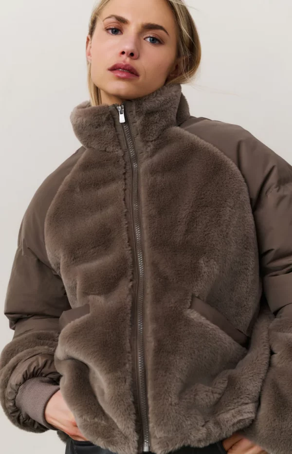 Manteau en fausse fourrure avec manches matelassées – Image 4