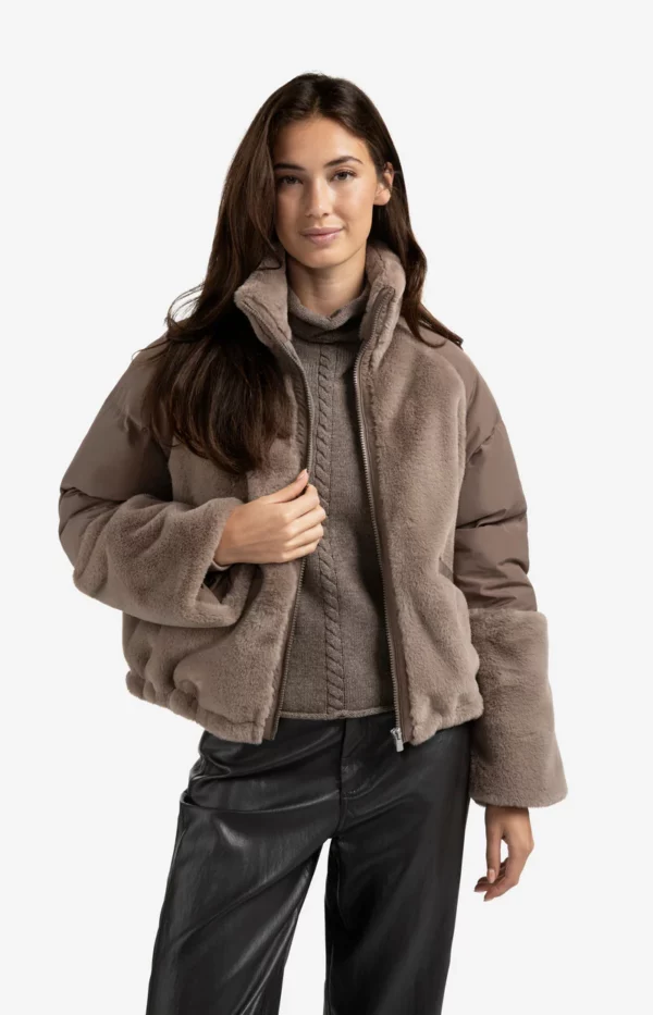 Manteau en fausse fourrure avec manches matelassées