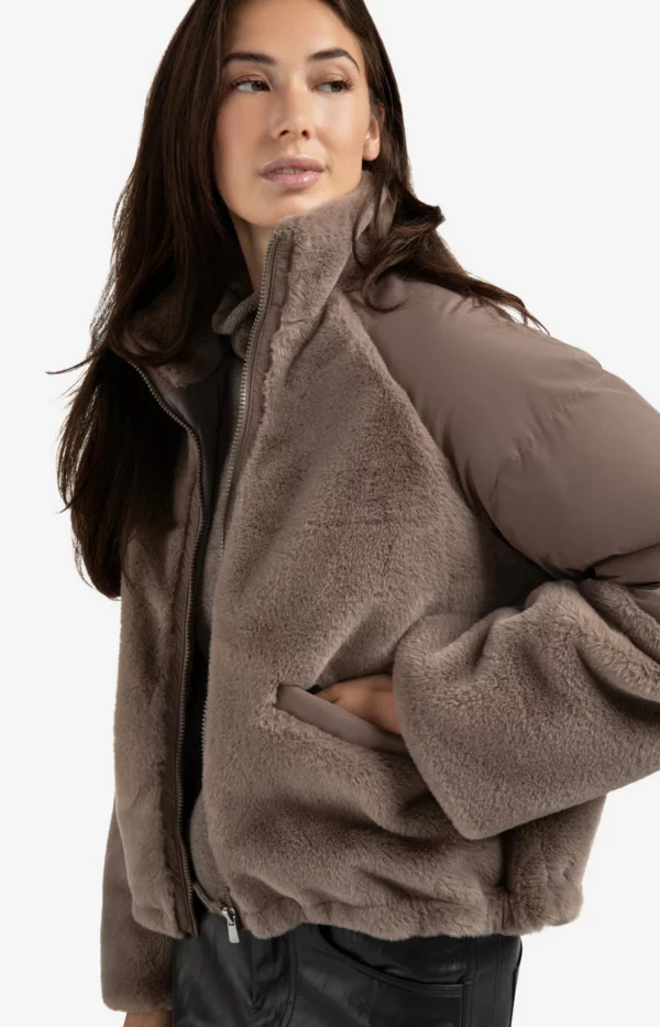 Manteau en fausse fourrure avec manches matelassées – Image 2