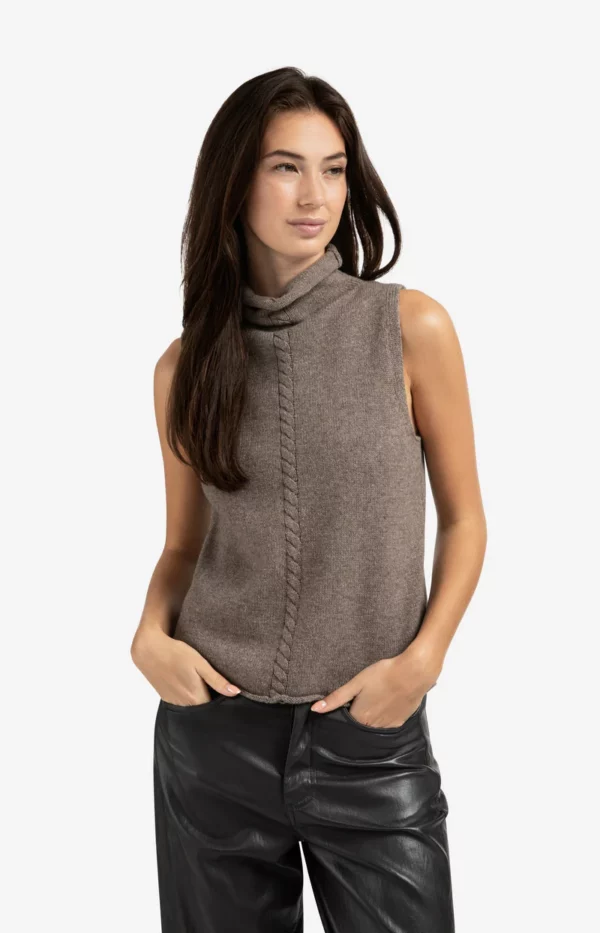 Pull torsadé sans manches à col montant