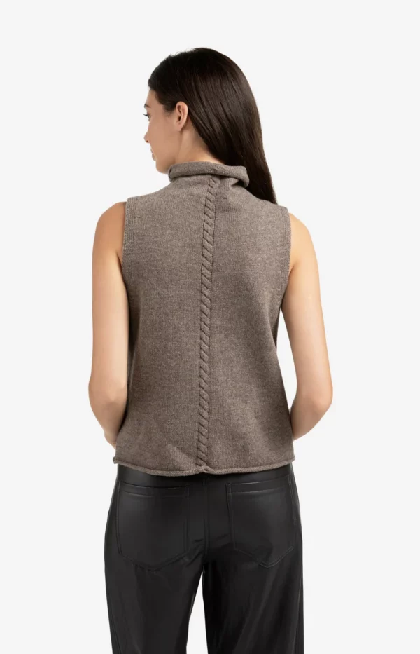 Pull torsadé sans manches à col montant – Image 2