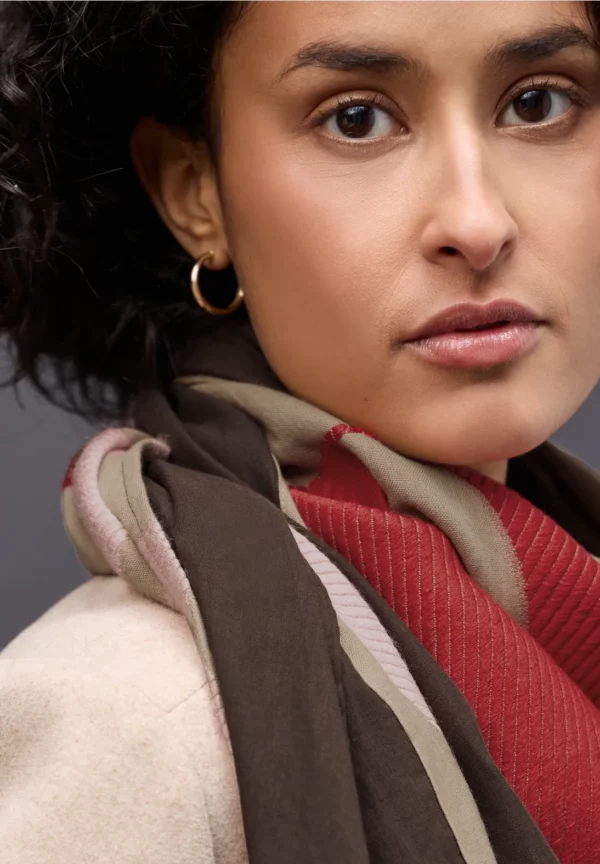Foulard au look patchwork – Image 3