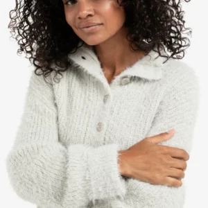 Pull duveteux court avec col montant et boutons